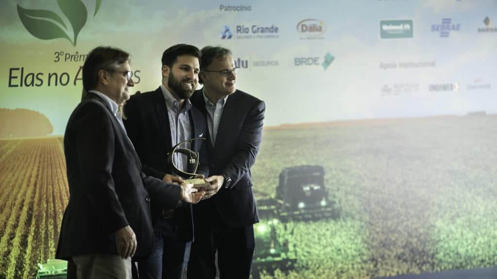 Diretor da ILSA Brasil Lucas Alban recebe premio Federasul na Expointer
