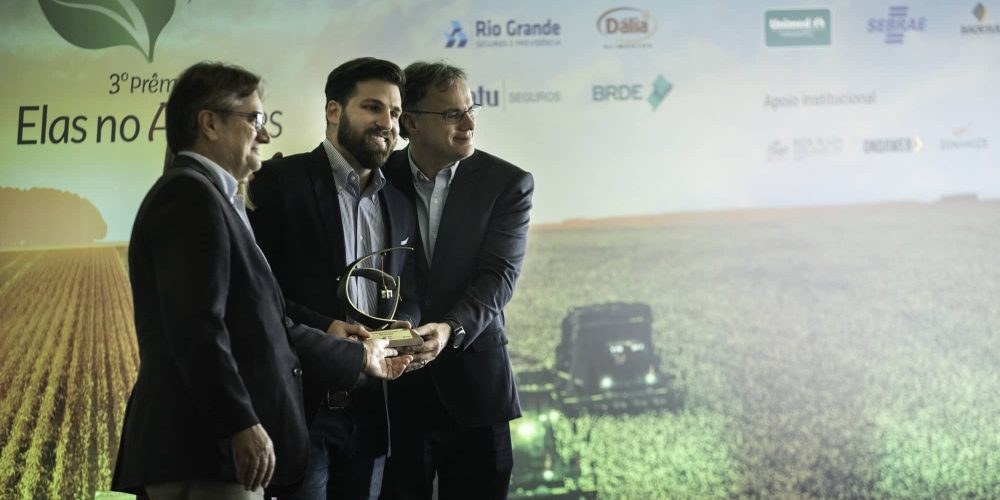 Diretor da ILSA Brasil Lucas Alban recebe premio Federasul na Expointer